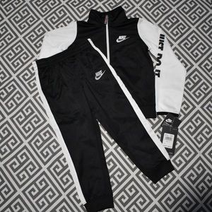 NEW Nike matching set 4T